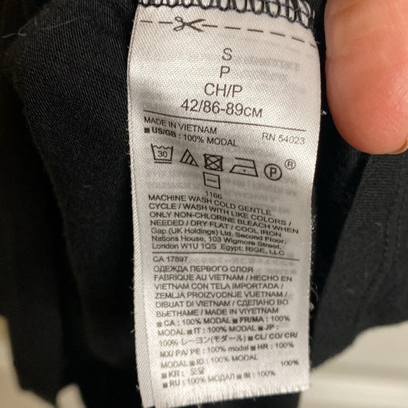 Banana Republic Black sleeveless shirt - black velvet like layers size small - Picture 3 of 4